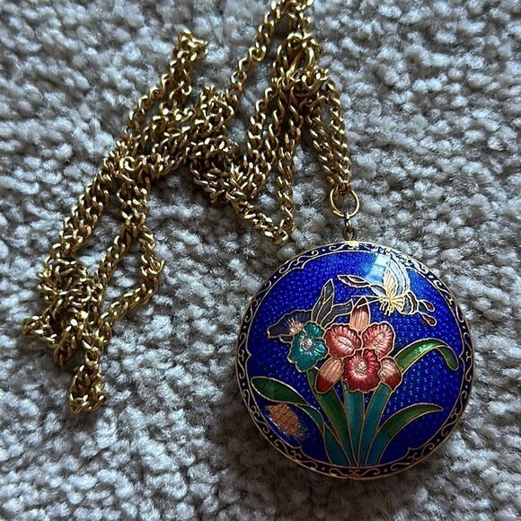 Stunning Butterfly and Flower Pendant Necklace! - Picture 1 of 12